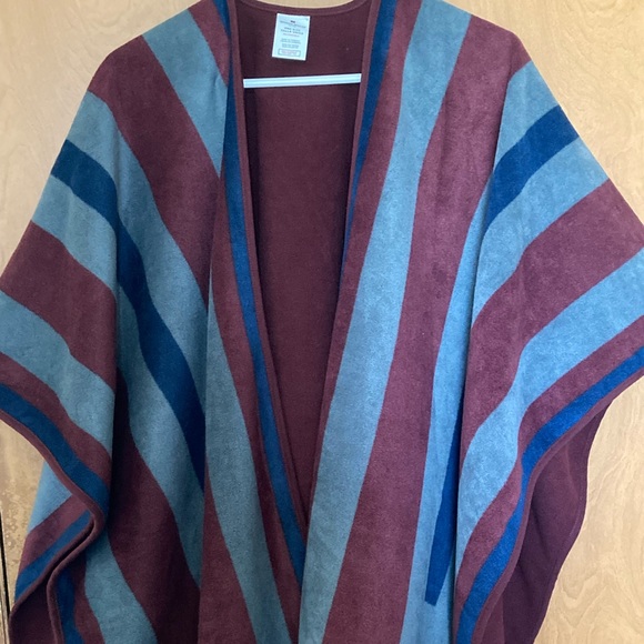 Woolrich Jackets & Blazers - Woolrich Women’s One Size Reversible Burgundy & Blue Blanket Jacket